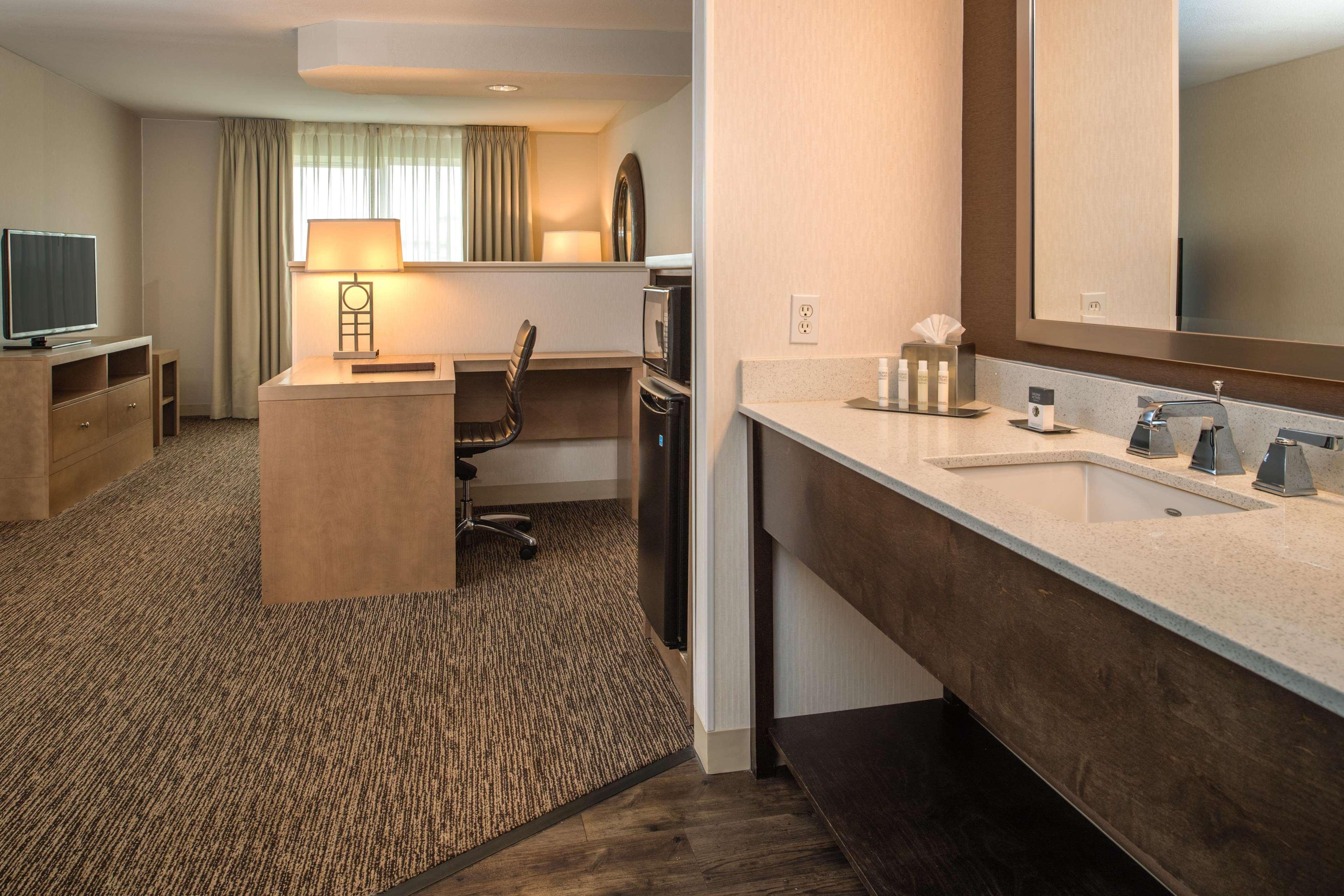 Doubletree By Hilton North Salem Hotel Екстериор снимка