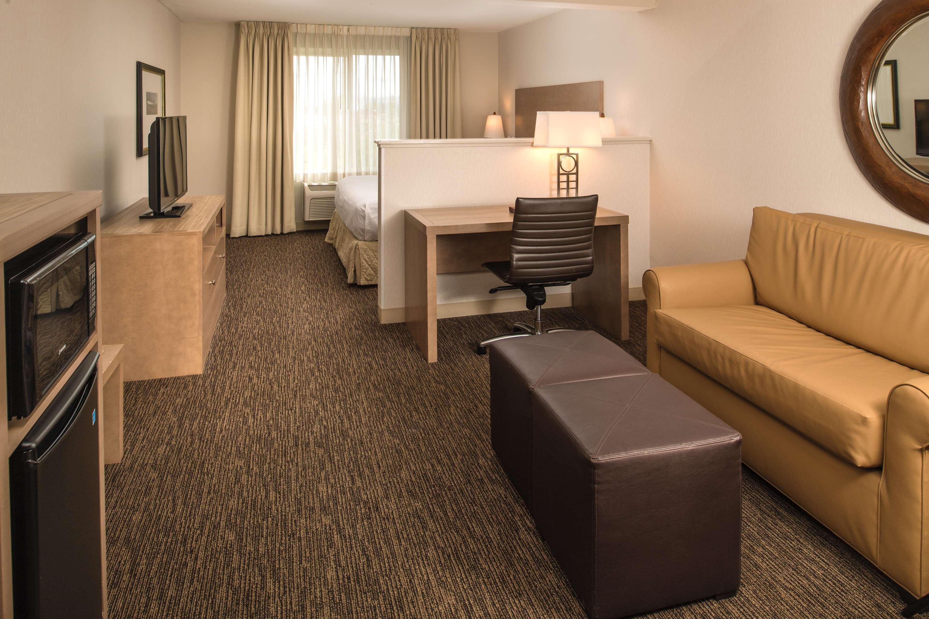 Doubletree By Hilton North Salem Hotel Екстериор снимка