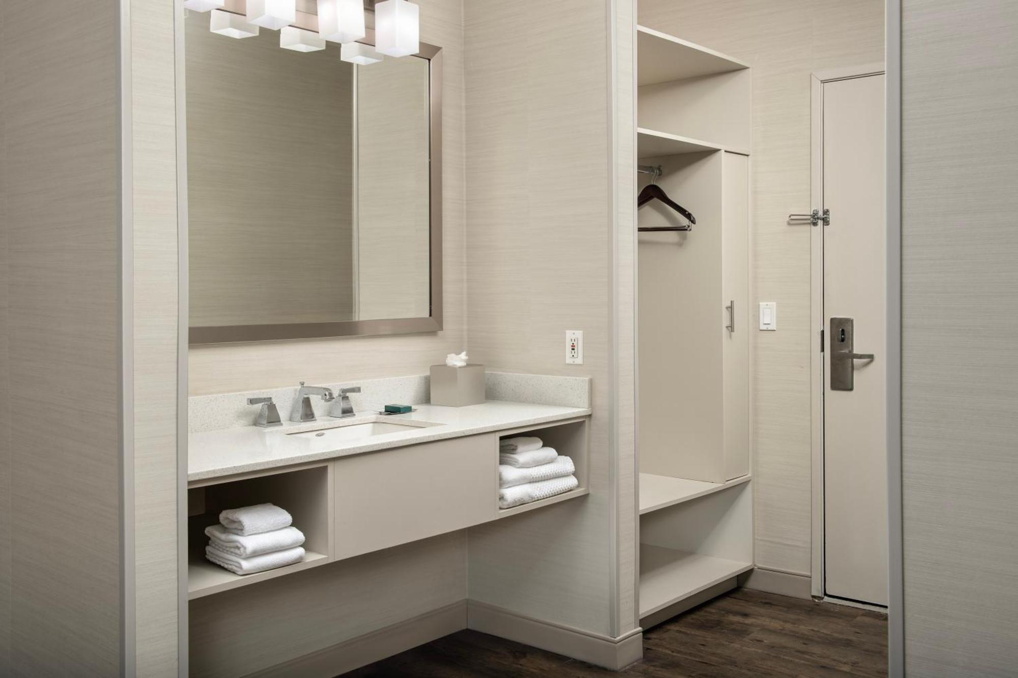 Doubletree By Hilton North Salem Hotel Екстериор снимка
