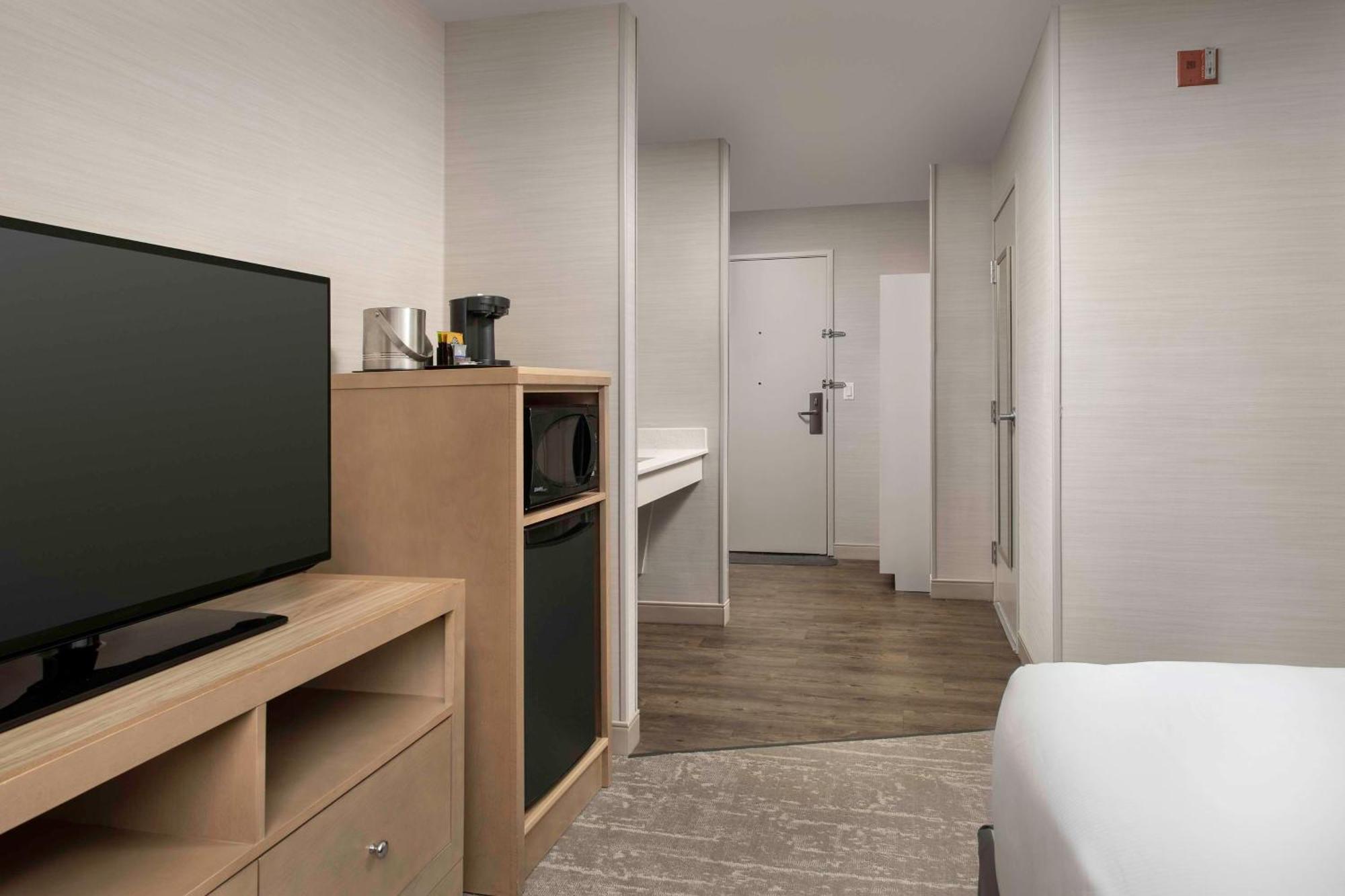 Doubletree By Hilton North Salem Hotel Екстериор снимка