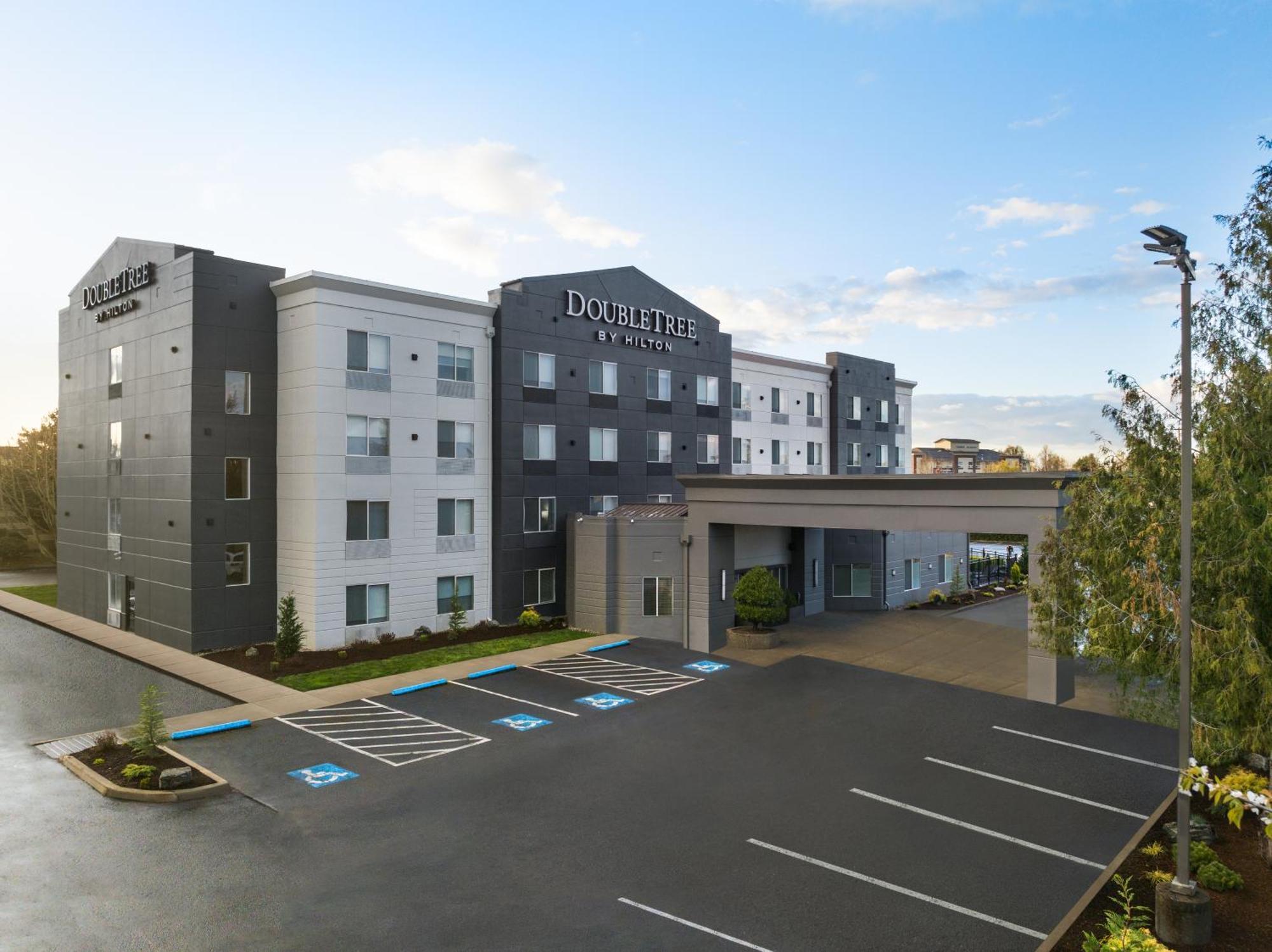 Doubletree By Hilton North Salem Hotel Екстериор снимка