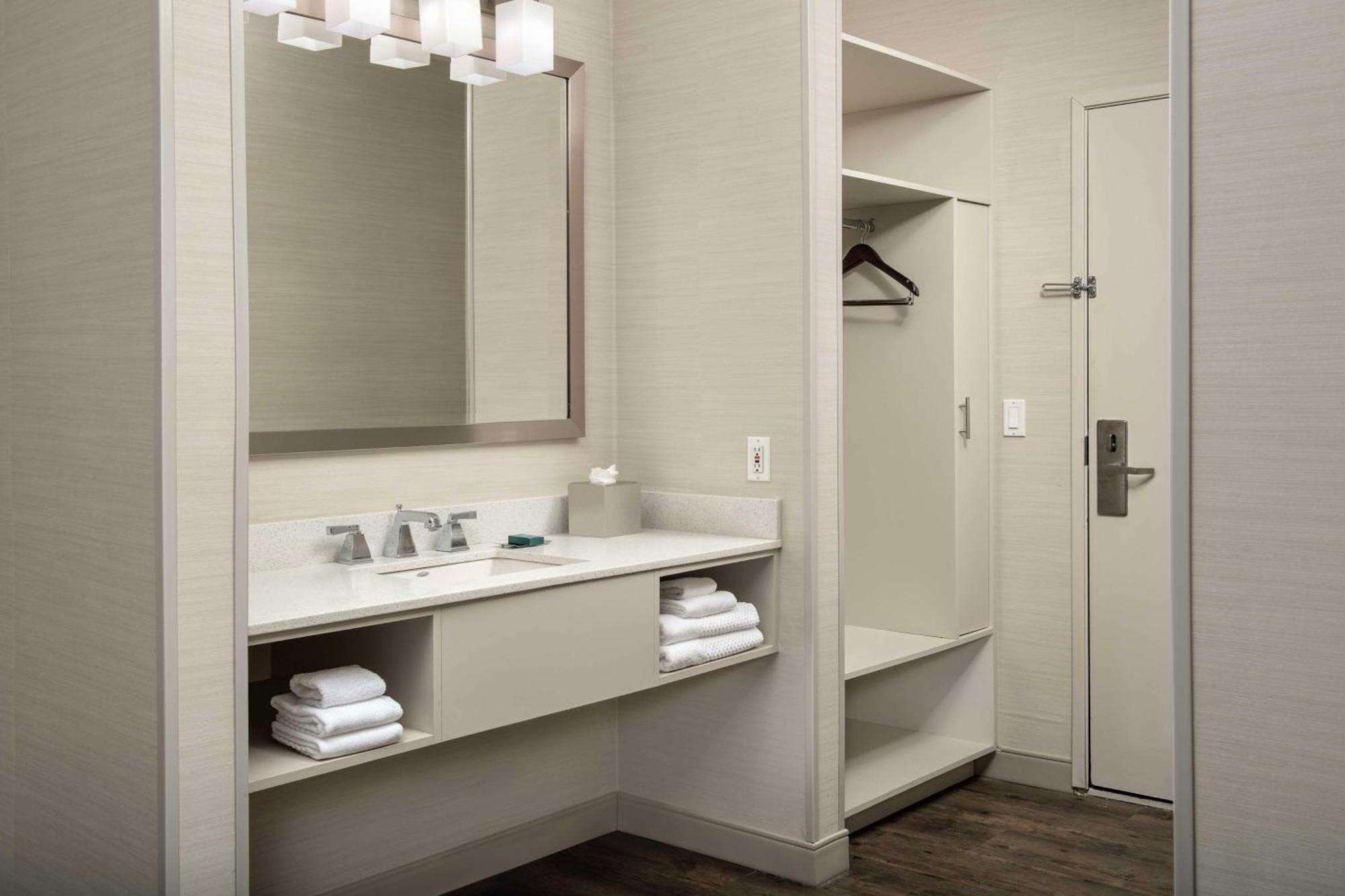 Doubletree By Hilton North Salem Hotel Екстериор снимка
