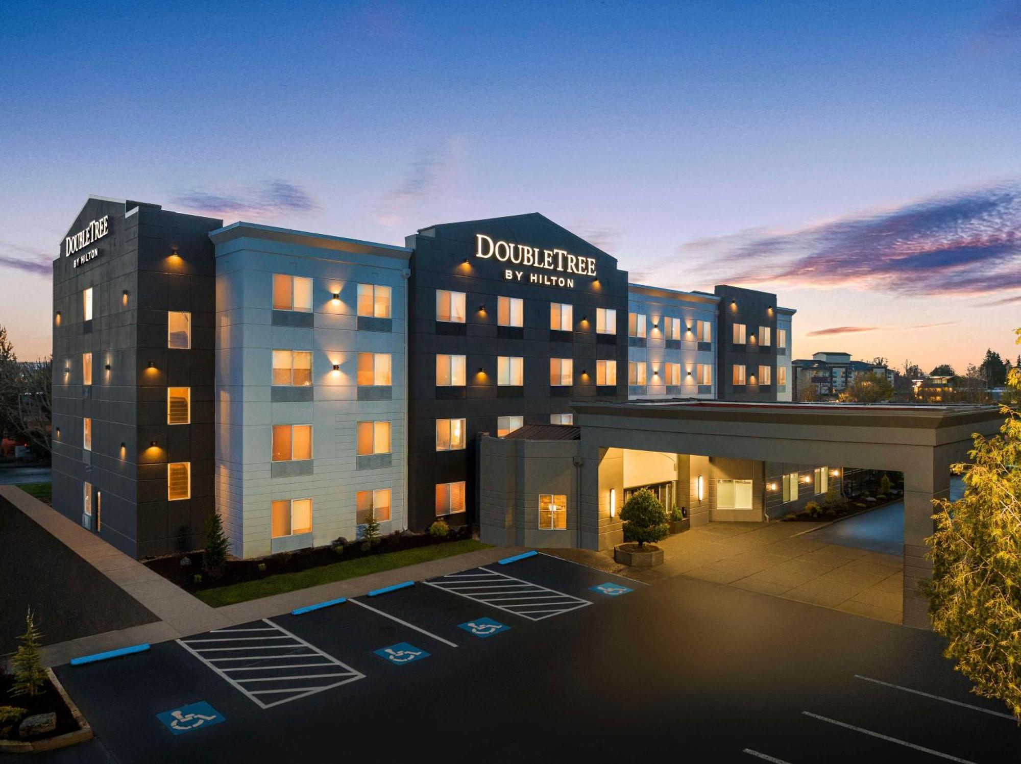Doubletree By Hilton North Salem Hotel Екстериор снимка